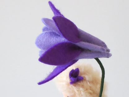 Detailaufnahme der mehrlagigen violetten Akelei-Filzblüte am handgefertigten Blumenkind, Art. FR57.