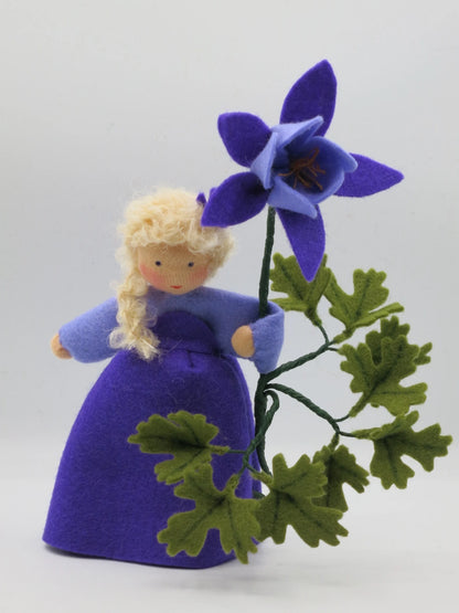 Handgefertigte Akelei-Frühlingsfigur in Violett mit Filzblüte und Blattwerk für den Waldorf Jahreszeitentisch.