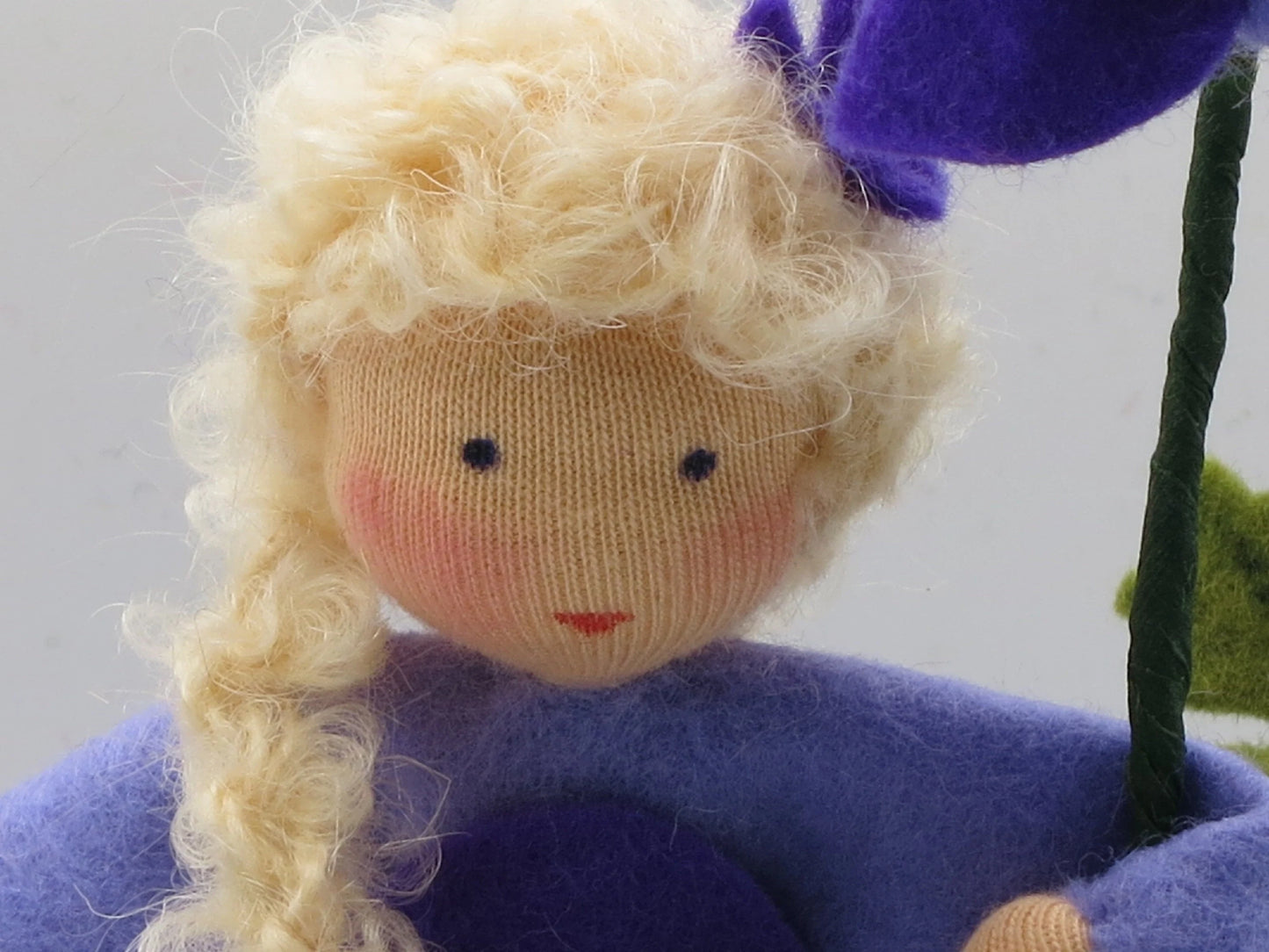 Porträt des handgefertigten Akelei-Blumenkinds mit blondem Wollhaar und violettem Filzkleid, Art. FR57.