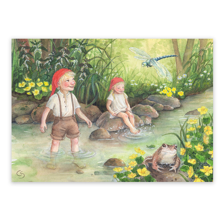 Postkarte Am Bach von Corinna Schwerdtfeger – Wichtelkinder mit Libelle und Frosch
