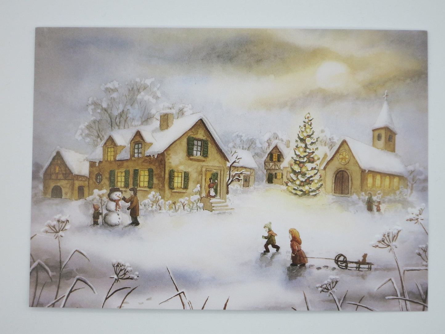 Am Weihnachtstag Weihnachtspostkarte – verschneites Fachwerkdorf mit Weihnachtsbaum, Raphaela Berendt, Jahreszeitentisch