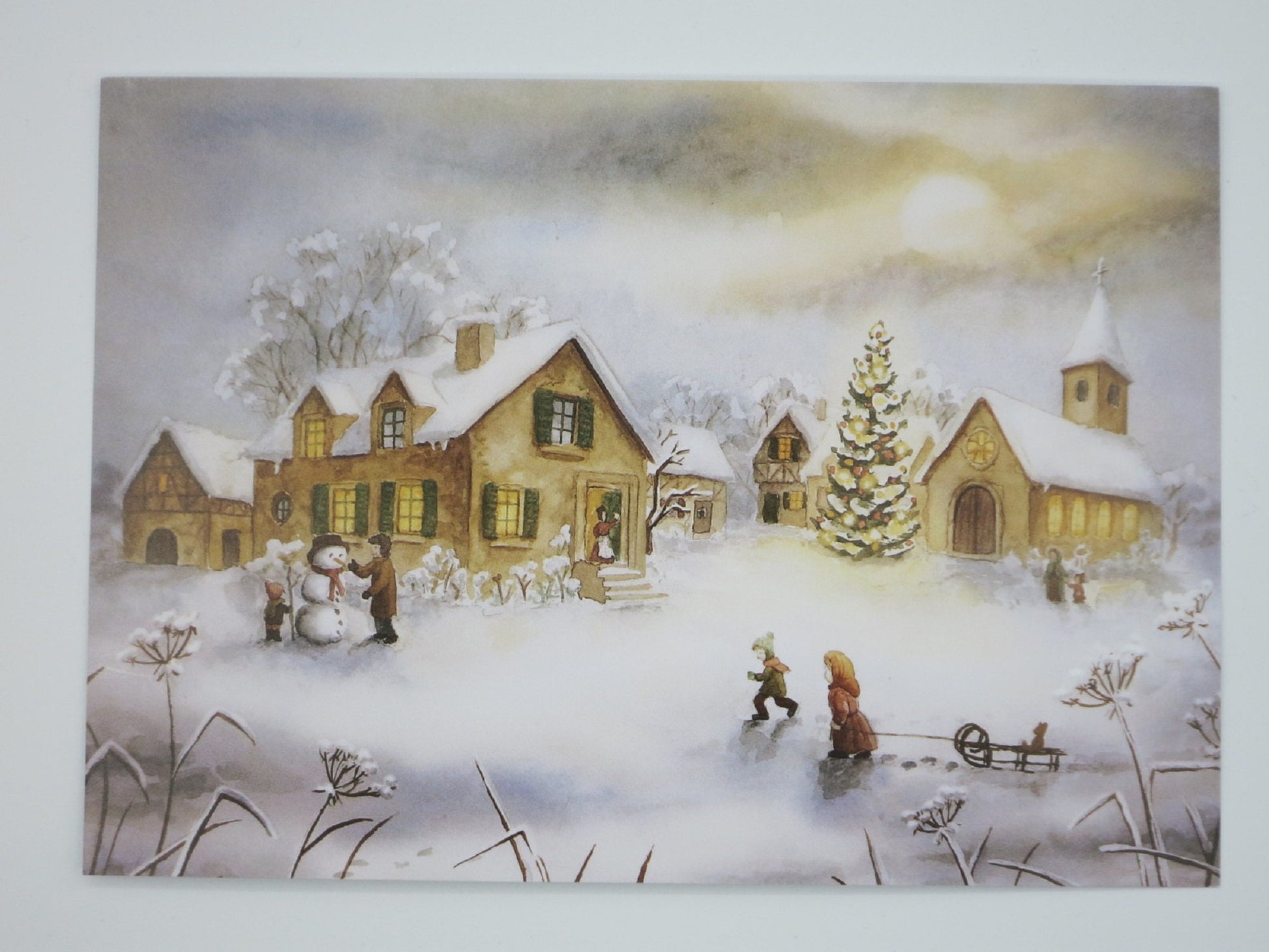 Am Weihnachtstag Weihnachtspostkarte – verschneites Fachwerkdorf mit Weihnachtsbaum, Raphaela Berendt, Jahreszeitentisch