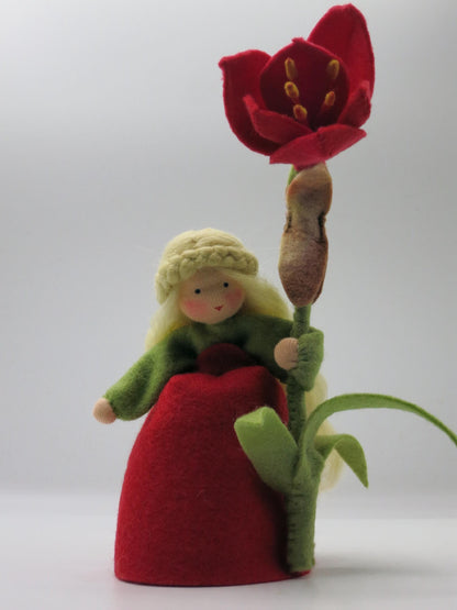 Handgefertigtes Amaryllis-Blumenkind in Rot und Grün mit großer dunkelroter Filzblüte für den Winter-Jahreszeitentisch.