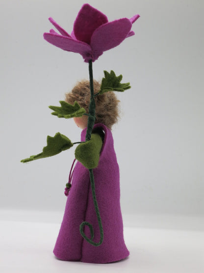 Seitliche Ansicht des violetten Anemone-Blumenkinds mit hohem Blütenstiel und grünen Filzblättern.