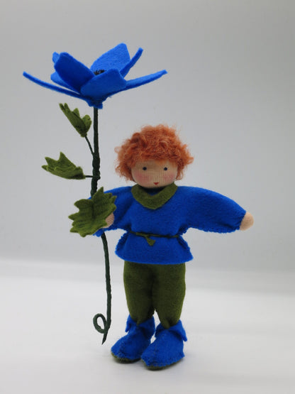 Anemone-Windröschen-Blumenkind als Junge in Blau und Grün mit hoher blauer Filzblüte, Art. SO89.