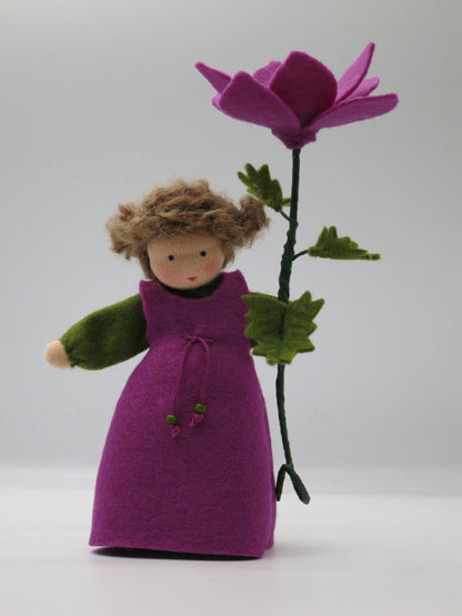 Anemone-Windröschen-Blumenkind als Mädchen im violetten Filzkleid mit großer Blüte für den Sommer-Jahreszeitentisch.