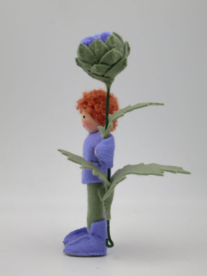 Seitenansicht des Artischocken-Blumenkinds Art. SO152 in violett-grüner Filzkleidung mit hohem Blütenstiel.