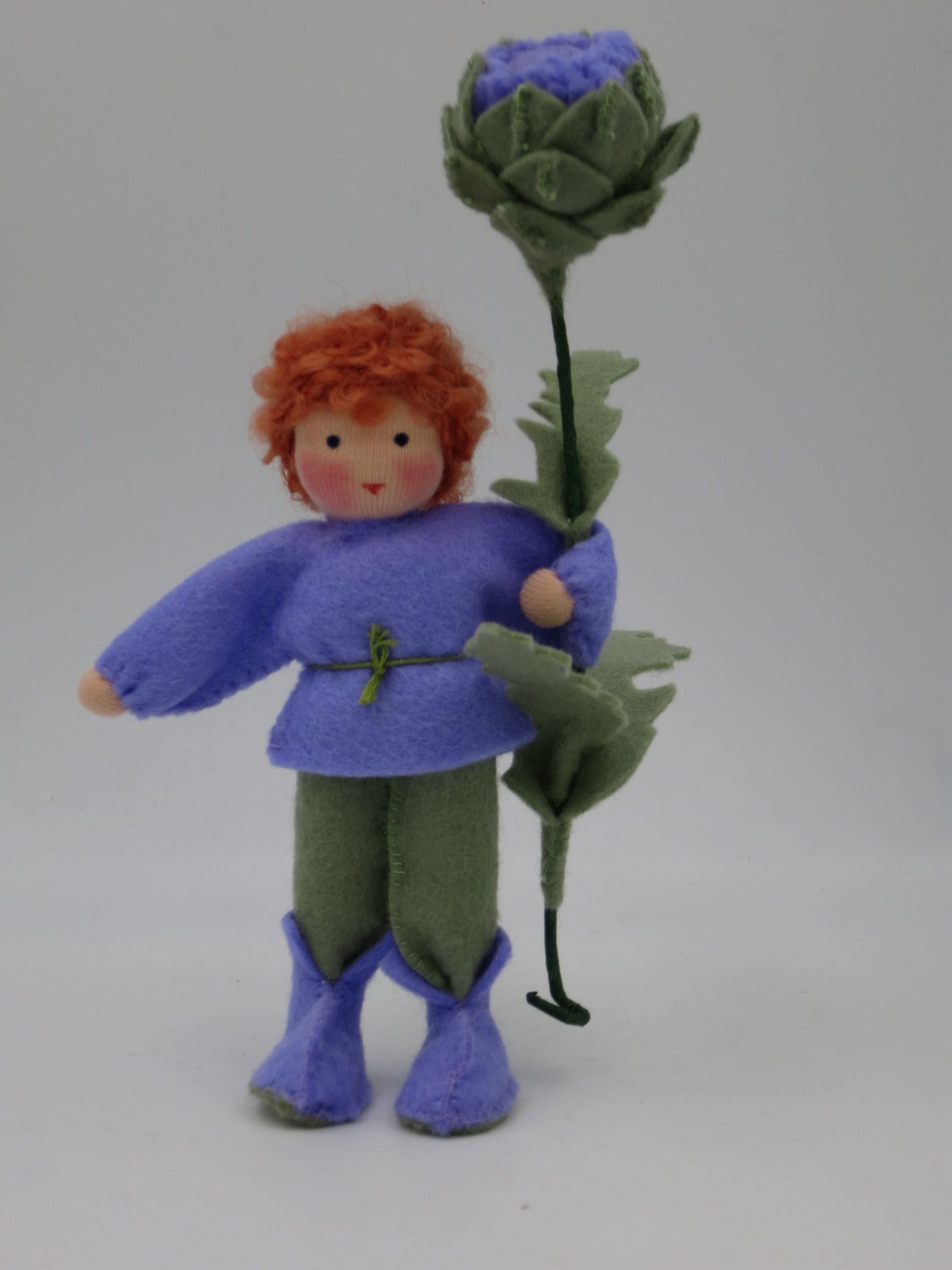Handgefertigtes Artischocken-Blumenkind Art. SO152 in Violett und Grün mit hoher Artischockenblüte für den Sommer-Jahreszeitentisch.
