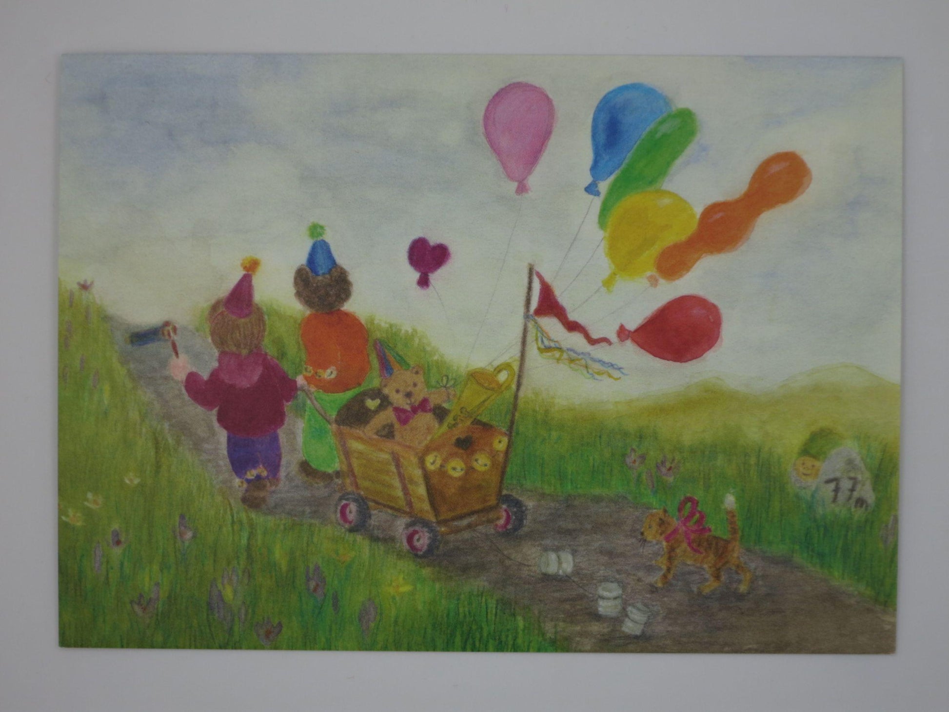 Postkarte Auf dem Weg zum Festumzug von Anke Christel-Weidemann: Wurzelkinder ziehen Bollerwagen mit Ballons und Teddy