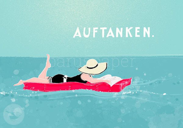 Postkarte Auftanken: Frau liest auf Luftmatratze im Wasser – PKGR55