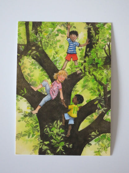 Waldorf Postkarte Aufwaerts von Sanne Dufft – Kinder klettern gemeinsam auf einen Baum