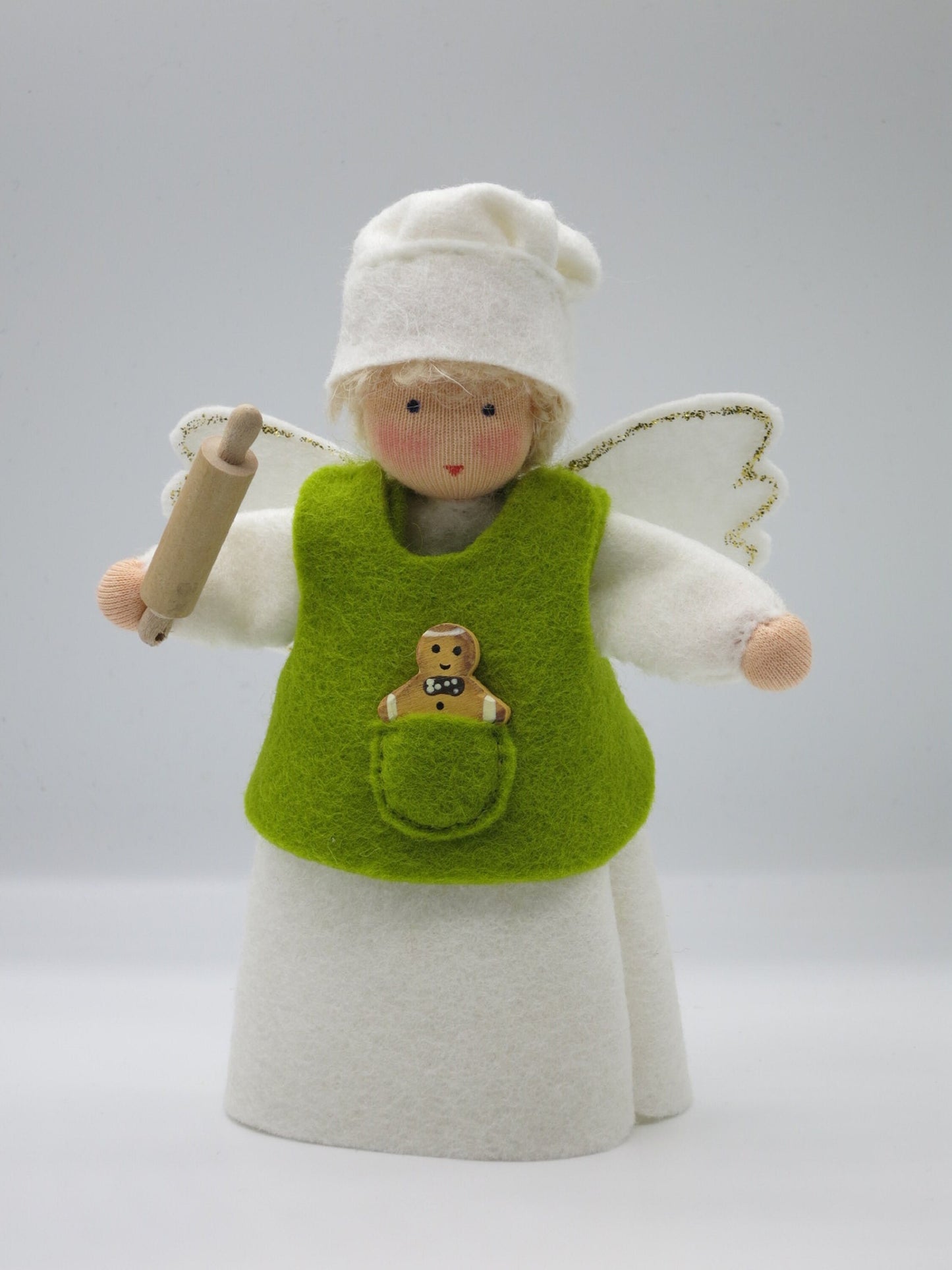 Handgefertigter Backengel Art. WI15 in Weiß und Grün mit Flügeln, Kochlöffel und Lebkuchenfigur für den Winter-Jahreszeitentisch.