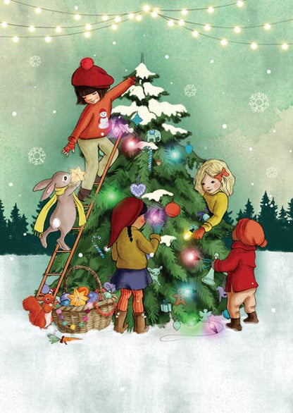 Weihnachtspostkarte Baum schmücken von Belle & Boo: vier Kinder schmücken einen verschneiten Weihnachtsbaum mit Lichterkette und Anhängern, ein Mädchen und ein Hase mit gelbem Schal stehen auf einer Leiter, unten ein Eichhörnchen am Korb