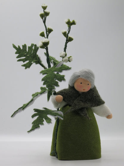 Frontalansicht des Beifuß-Blumenkinds Art. SO16 mit grauem Wollhaar, grünem Filzgewand und verzweigtem Beifuß.