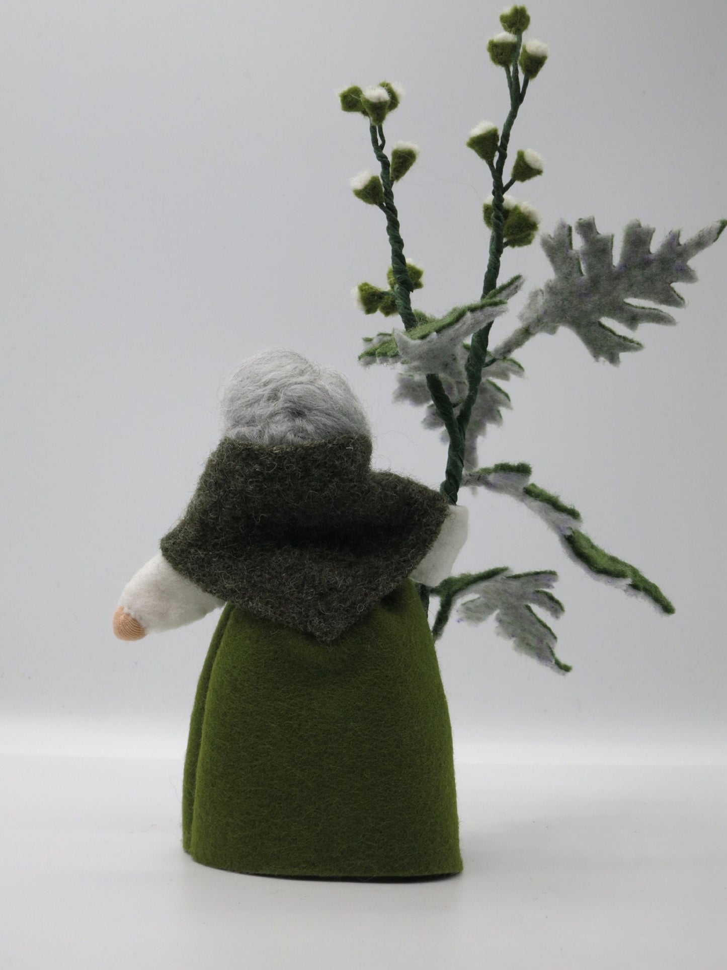Zweite Rückansicht des Beifuß-Blumenkinds Art. SO16 mit olivgrünem Filzgewand und Beifußzweig mit hellen Knospen.