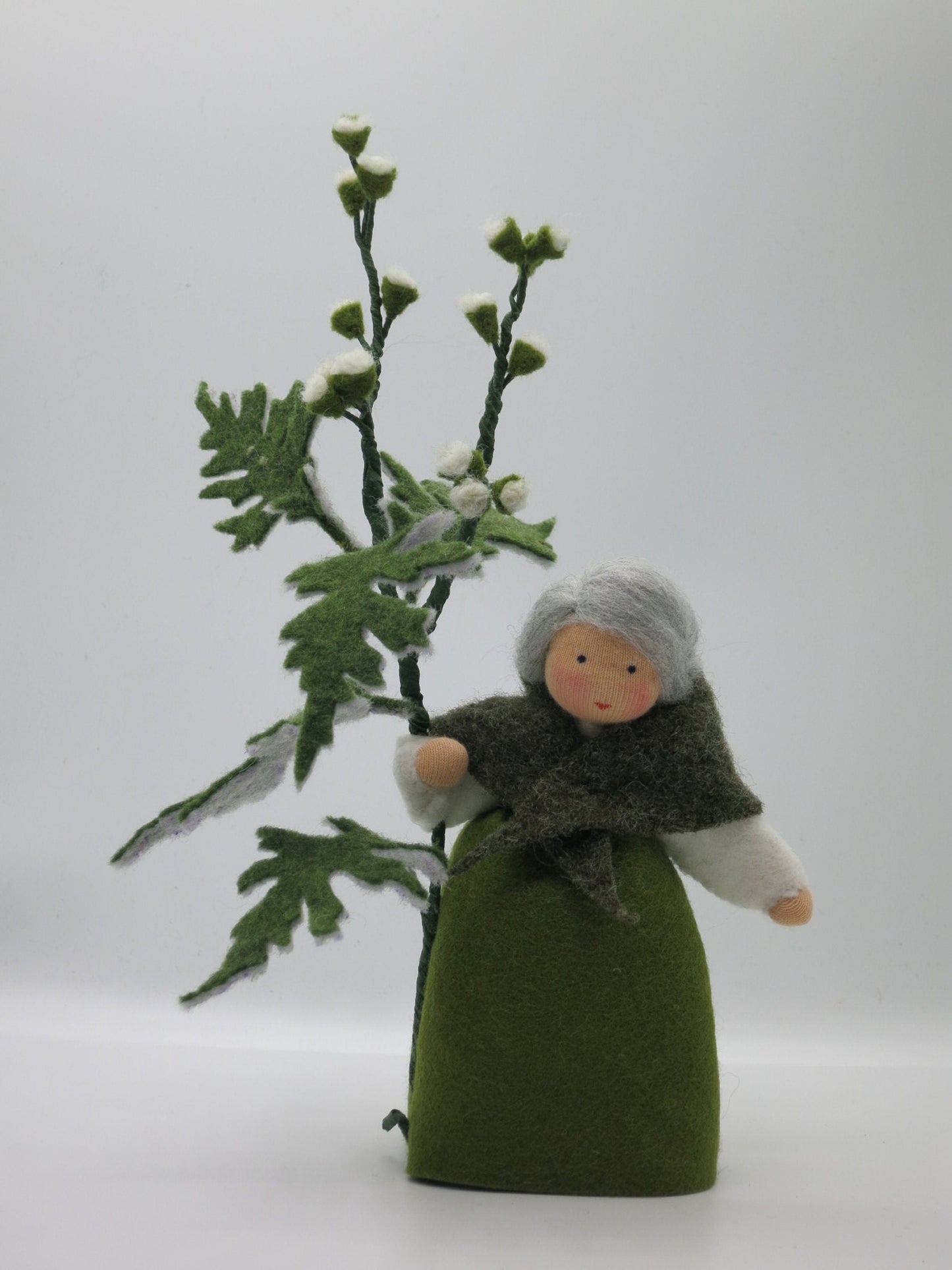Handgefertigtes Beifuß-Blumenkind Art. SO16 in Grün mit grauem Wollhaar und großem Beifußzweig für den Sommer-Jahreszeitentisch.