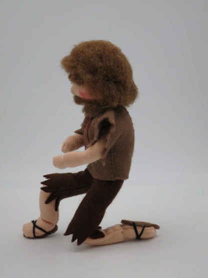 Kniender Bettler Art. HE68 in brauner Tunika und Stoffschuhen, mit Bart und ausgestreckten Armen für eine Sankt-Martin-Szene.