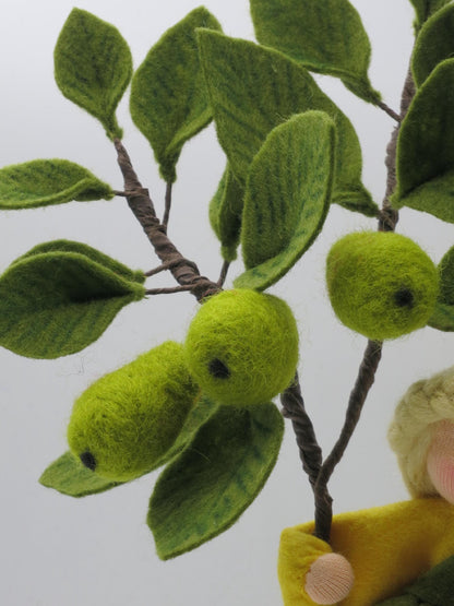Detailaufnahme grüner Birnen und Blätter aus Wollfilz am handgefertigten Birnen-Blumenkind.
