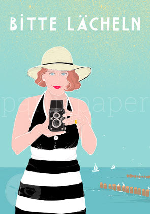 Waldorf Postkarte Bitte Laecheln von Antje Theres Kral – Frau fotografiert mit Retro-Kamera am Strand