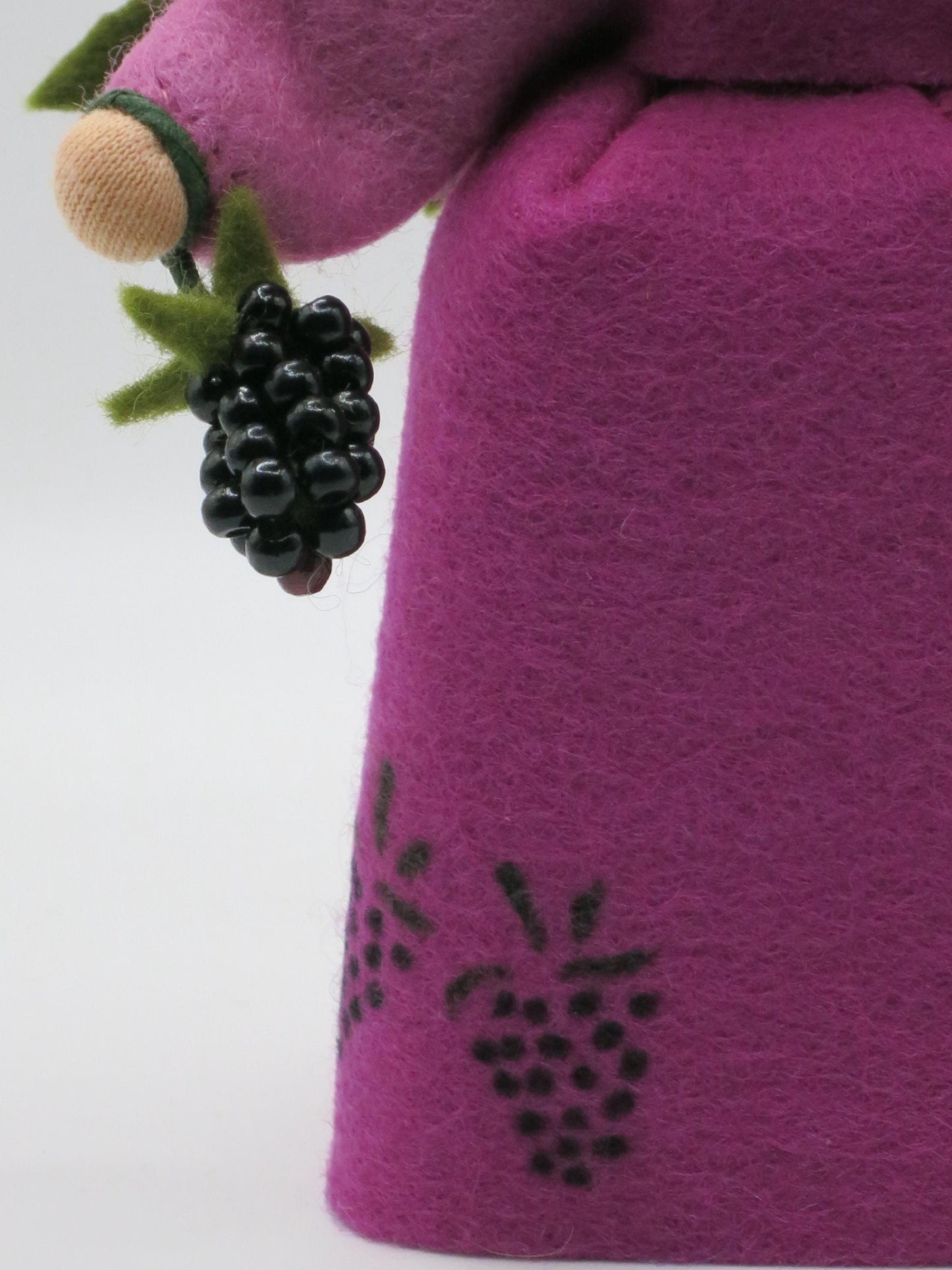 Detail des Brombeer-Elfchens mit schwarzem Beerenzweig und gesticktem Brombeermotiv auf dem violetten Filzkleid.