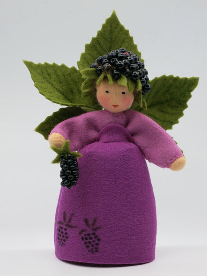 Gesamtansicht des Brombeer-Elfchens mit violettem Filzkleid, dunklen Beeren und fächerförmigen grünen Blättern.