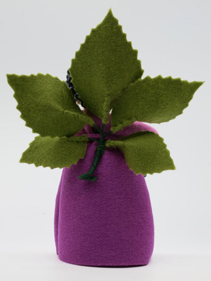 Rückansicht des Brombeer-Elfchens mit fünf großen gezackten Filzblättern und violettem Kleid.