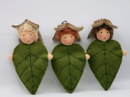 Drei handgefertigte Buchenblätter-Kinder mit grünen Filzblättern und Bucheckern-Hüten für den Jahreszeitentisch