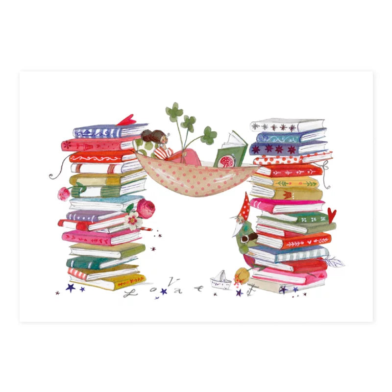 Postkarte Bücherstapel: Lesehängematte mit lesendem Mädchen zwischen Bücherbergen – PKGR22