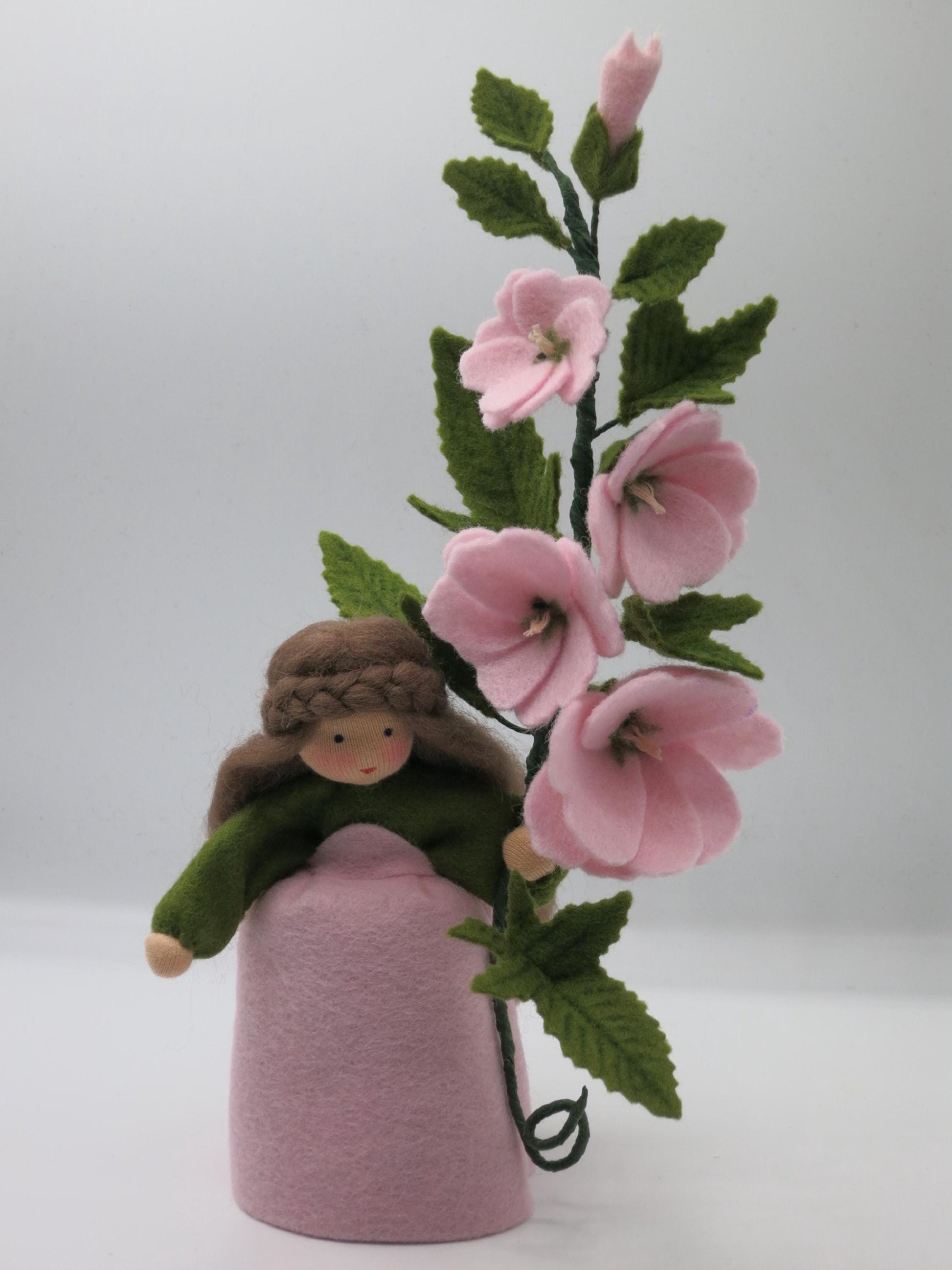 Handgefertigtes Buschmalve-Blumenkind in Rosa mit hohem Blütenzweig für den sommerlichen Jahreszeitentisch