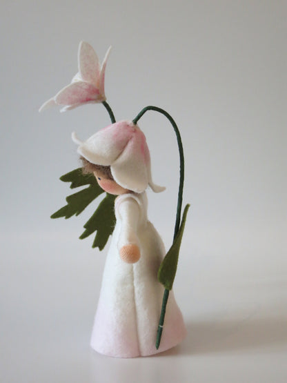 Seitenprofil des Buschwindröschen-Blumenkinds mit gebogenem Blütenstiel, grünem Blatt und zartrosa Filzsaum