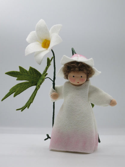 Buschwindröschen-Blumenkind frontal mit weißer Blüte und grünem Blatt, handgefertigt für den Frühlings-Jahreszeitentisch