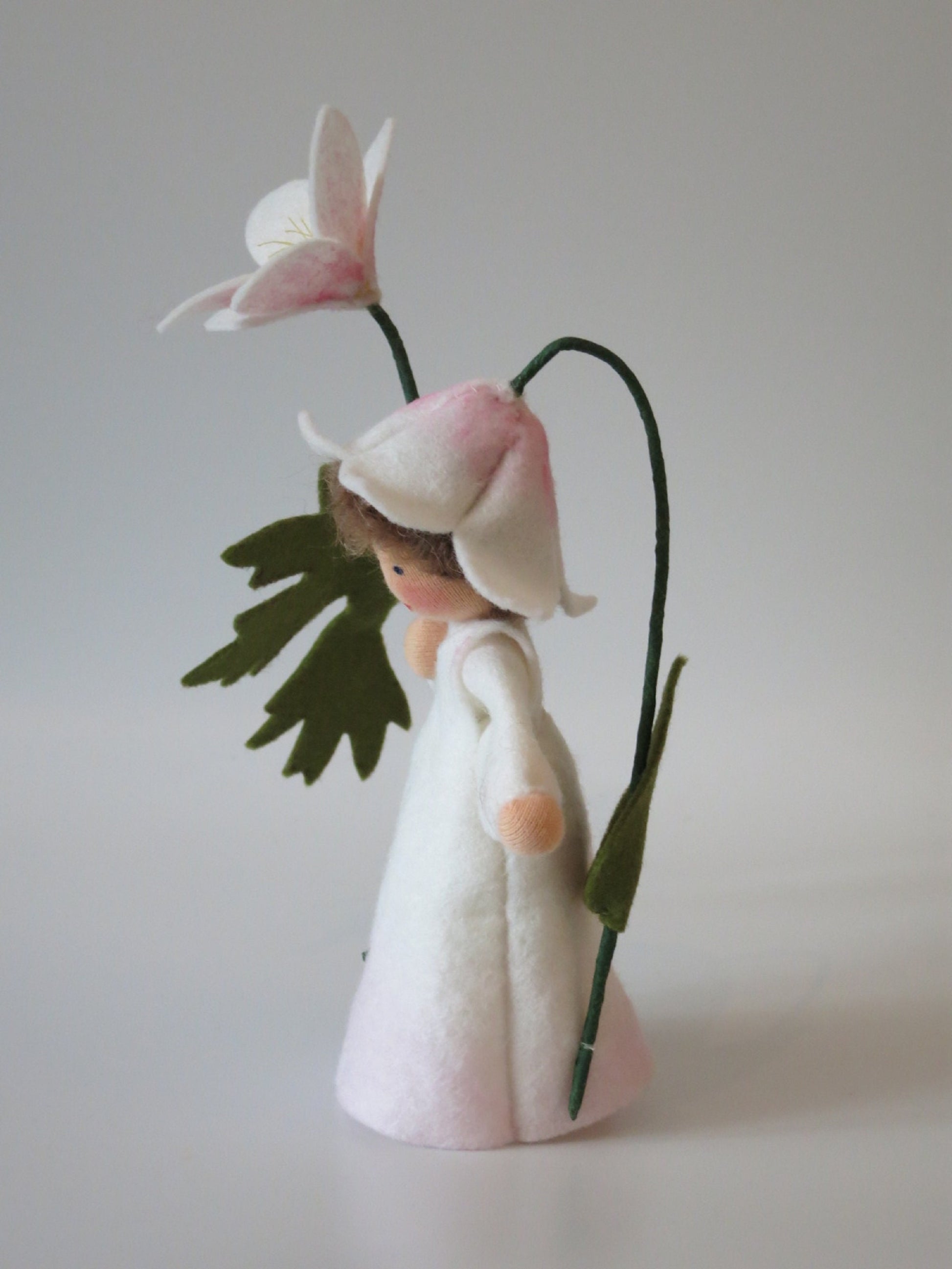 Handgefertigtes Buschwindröschen-Blumenkind in Weiß und Rosa mit Blütenstiel, Seitenansicht für den Frühling