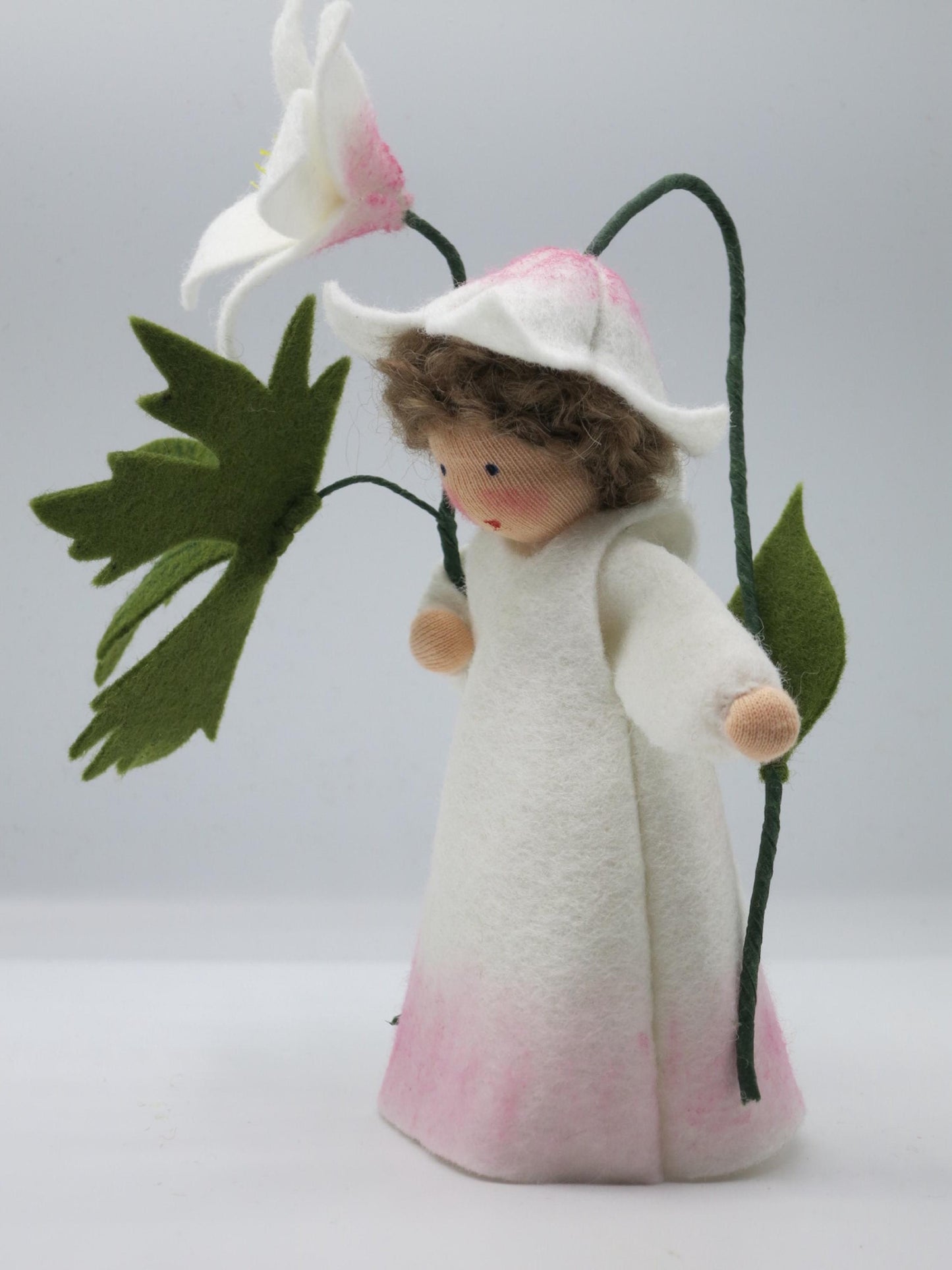 Handgefertigtes Buschwindröschen-Blumenkind mit weißer Filzblüte und Blattzweig für den Waldorf-Jahreszeitentisch
