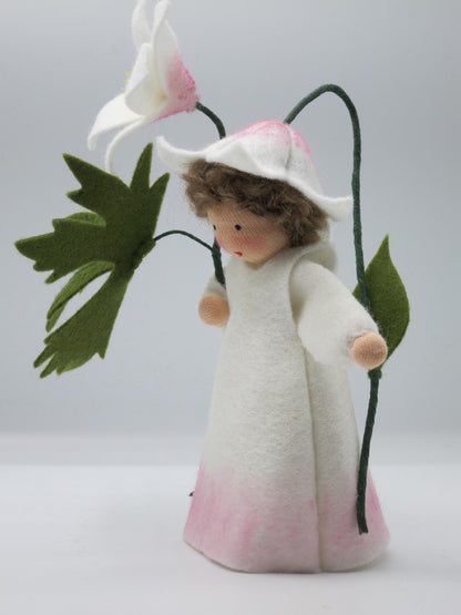 Handgefertigtes Buschwindröschen-Blumenkind mit weißer Filzblüte und Blattzweig für den Waldorf-Jahreszeitentisch
