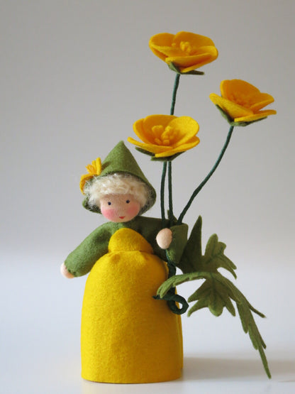 Butterblumen-Blumenkind frontal mit gelbem Filzkleid, grünem Hut und hoch aufragenden gelben Sommerblüten