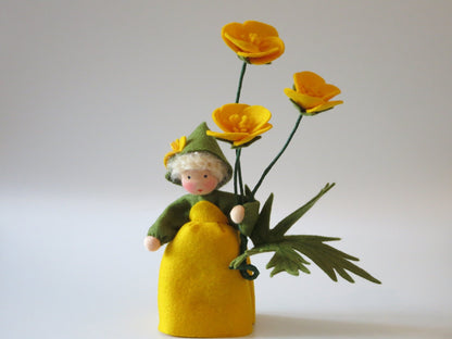 Butterblumen-Blumenkind mit gelben Blüten und grünen Blättern als handgefertigte Sommerfigur für den Jahreszeitentisch