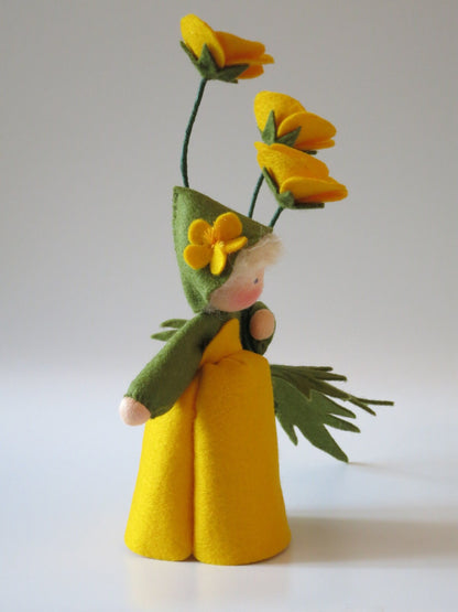 Butterblumen-Blumenkind im Profil mit gelbem Filzkleid, grünem Blütenhut und fein gearbeiteten Sommerblumen