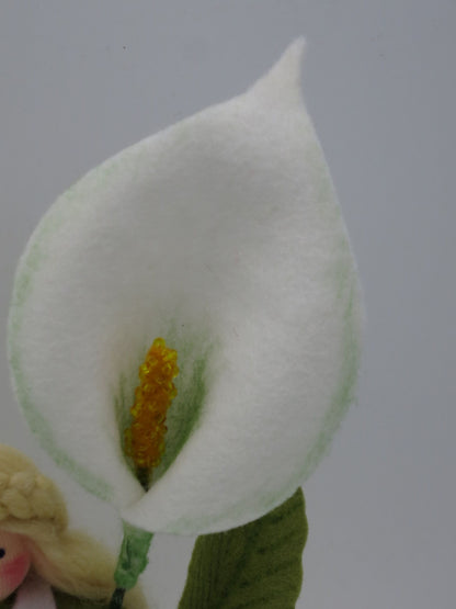 Nahaufnahme der charakteristischen weißen Calla-Blüte aus Filz mit gelbem Kolben und sanfter grüner Schattierung
