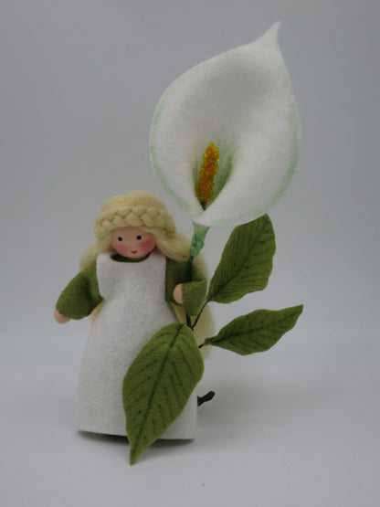 Calla-Blumenkind mit weißer Filzblüte und grünen Blättern, handgefertigt für den Waldorf-Jahreszeitentisch