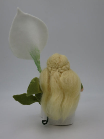 Rückansicht des Calla-Blumenkinds mit langem blondem Wollhaar, Flechtfrisur und weißer Filzblüte