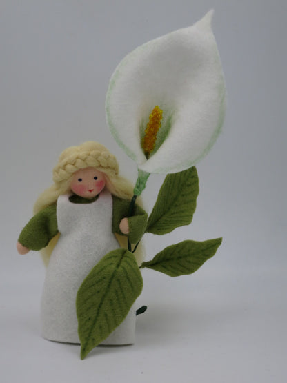 Handgefertigtes Calla-Blumenkind mit großer weißer Filzblüte, grünen Blättern und blondem Wollhaar