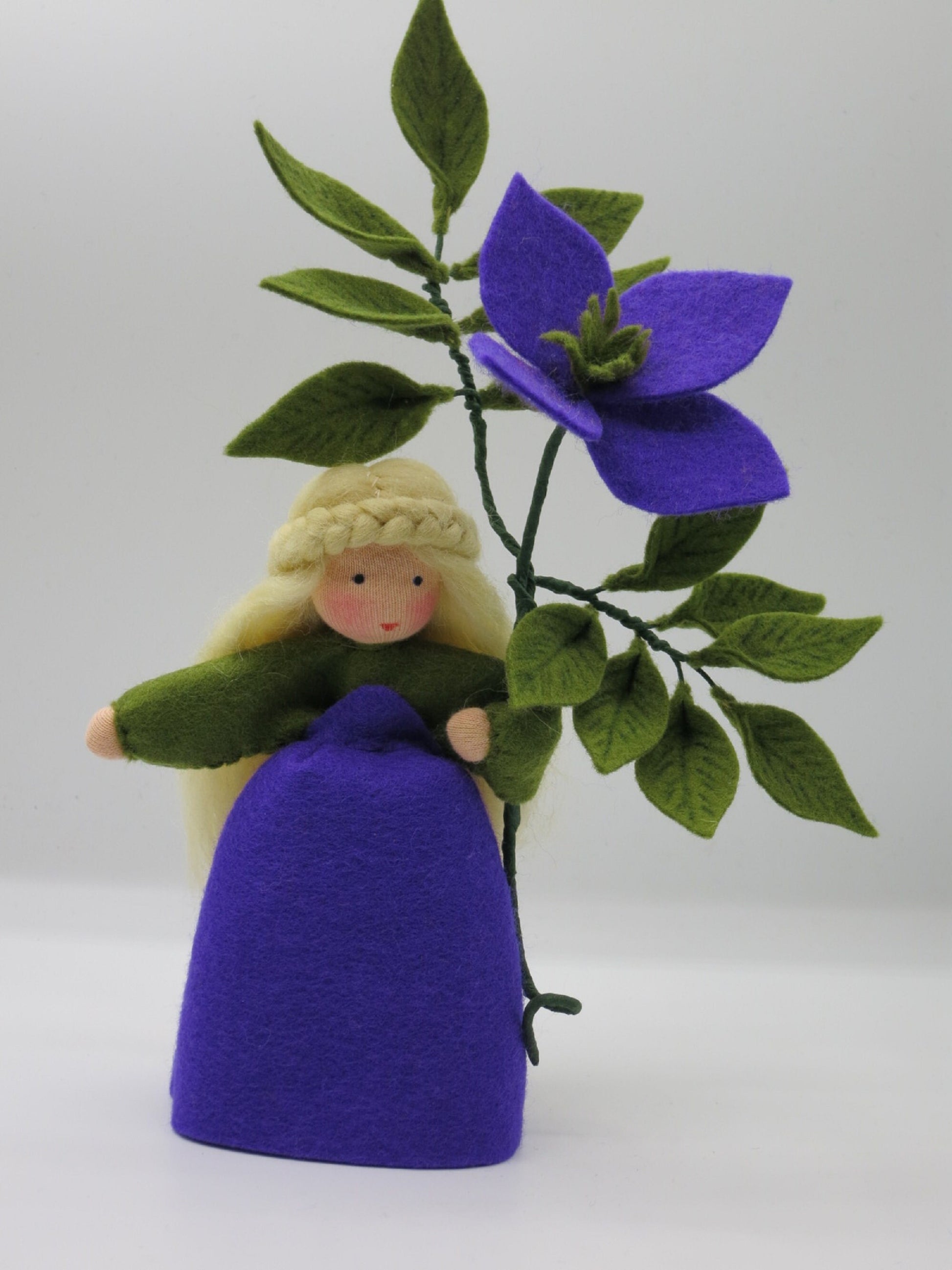 Handgefertigtes Clematis-Blumenkind in Violett und Grün mit großer Blüte als sommerliche Jahreszeitenfigur