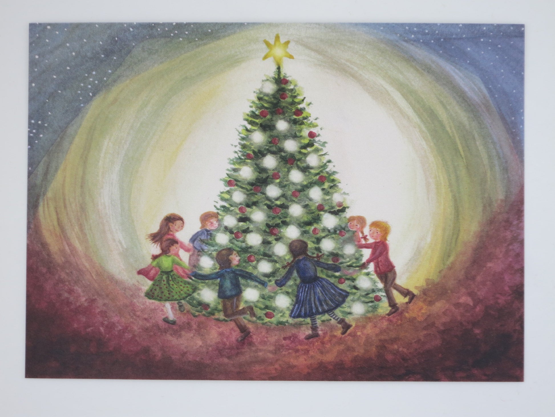 Weihnachtsbaum-Karte fuer Kinder: Kinderreigen um leuchtenden Weihnachtsbaum, Kunst-Postkarte von Bijdehansje