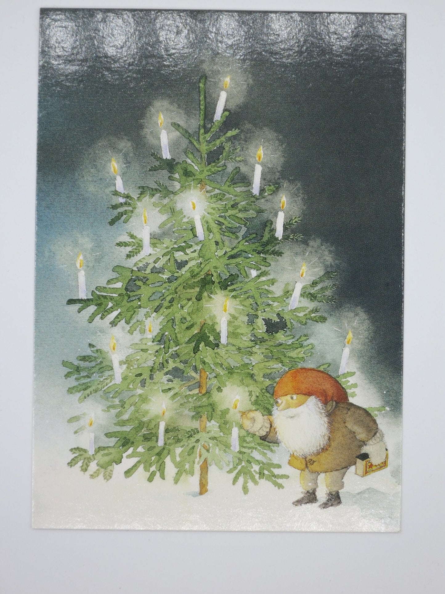 Wichtel-Postkarte fuer Kinder: Wichtel entzuendet Kerzen am Weihnachtsbaum, Postkarte von K. Hjelm