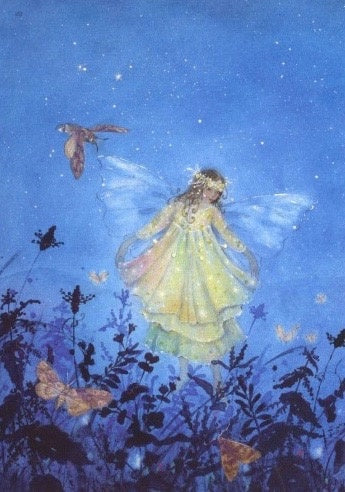 Waldorf Postkarte Die kleine Elfe von Daniela Drescher – leuchtende Elfe in der Daemmerung
