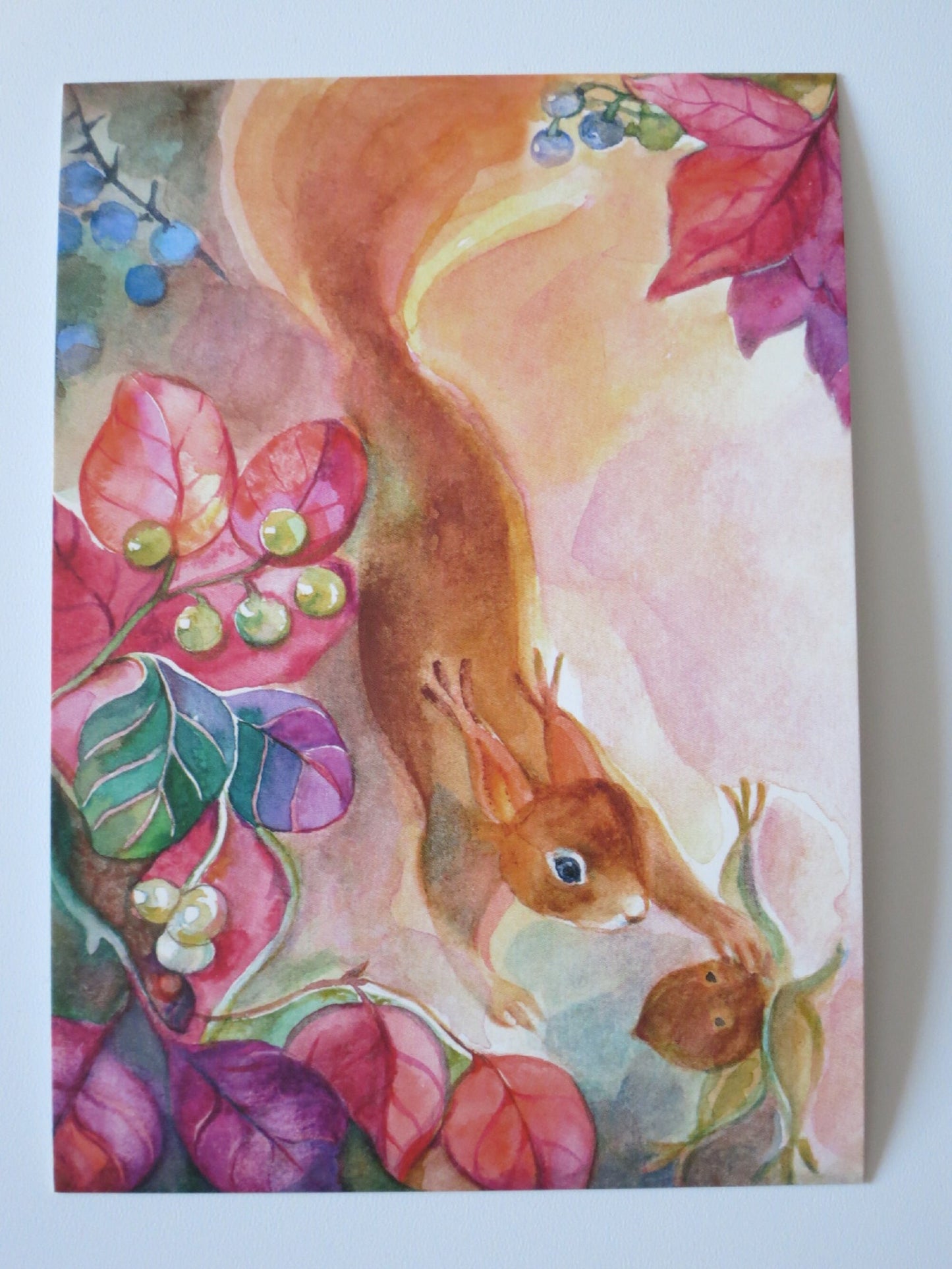 Detailansicht der Postkarte Die Liebe von Marie Laure Viriot mit Eichhörnchen und Herbstlaub, Art. PKHE12