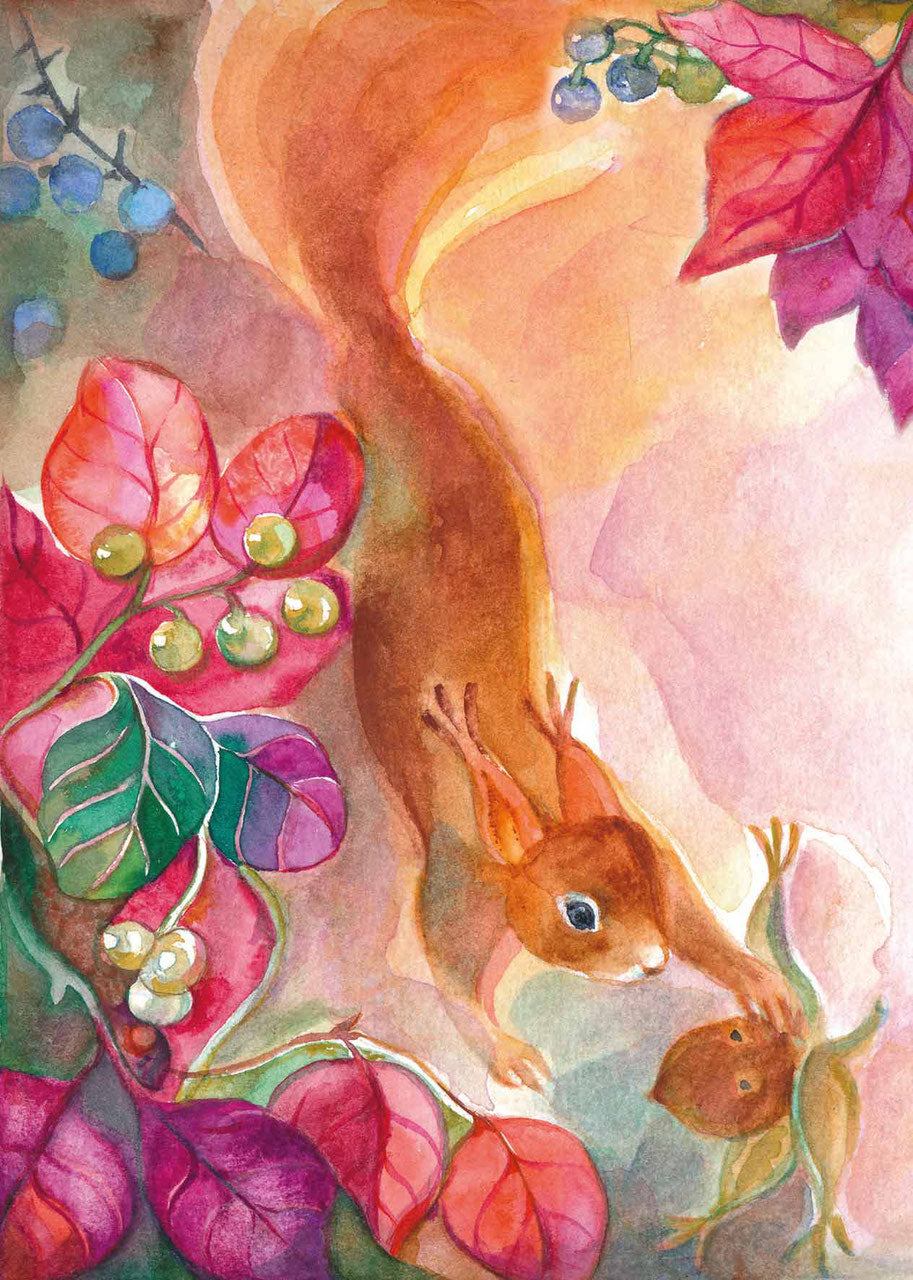 Postkarte Die Liebe von Marie Laure Viriot: Eichhörnchen klettert kopfüber zur Haselnuss, herbstliches Laub, Art. PKHE12