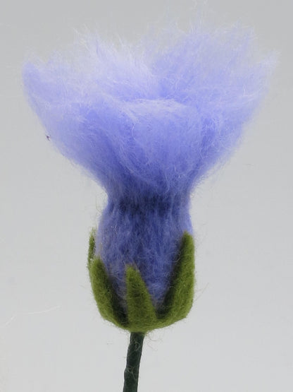 Nahaufnahme der flauschigen violetten Distelblüte aus Wolle mit spitzem grünem Filzkelch