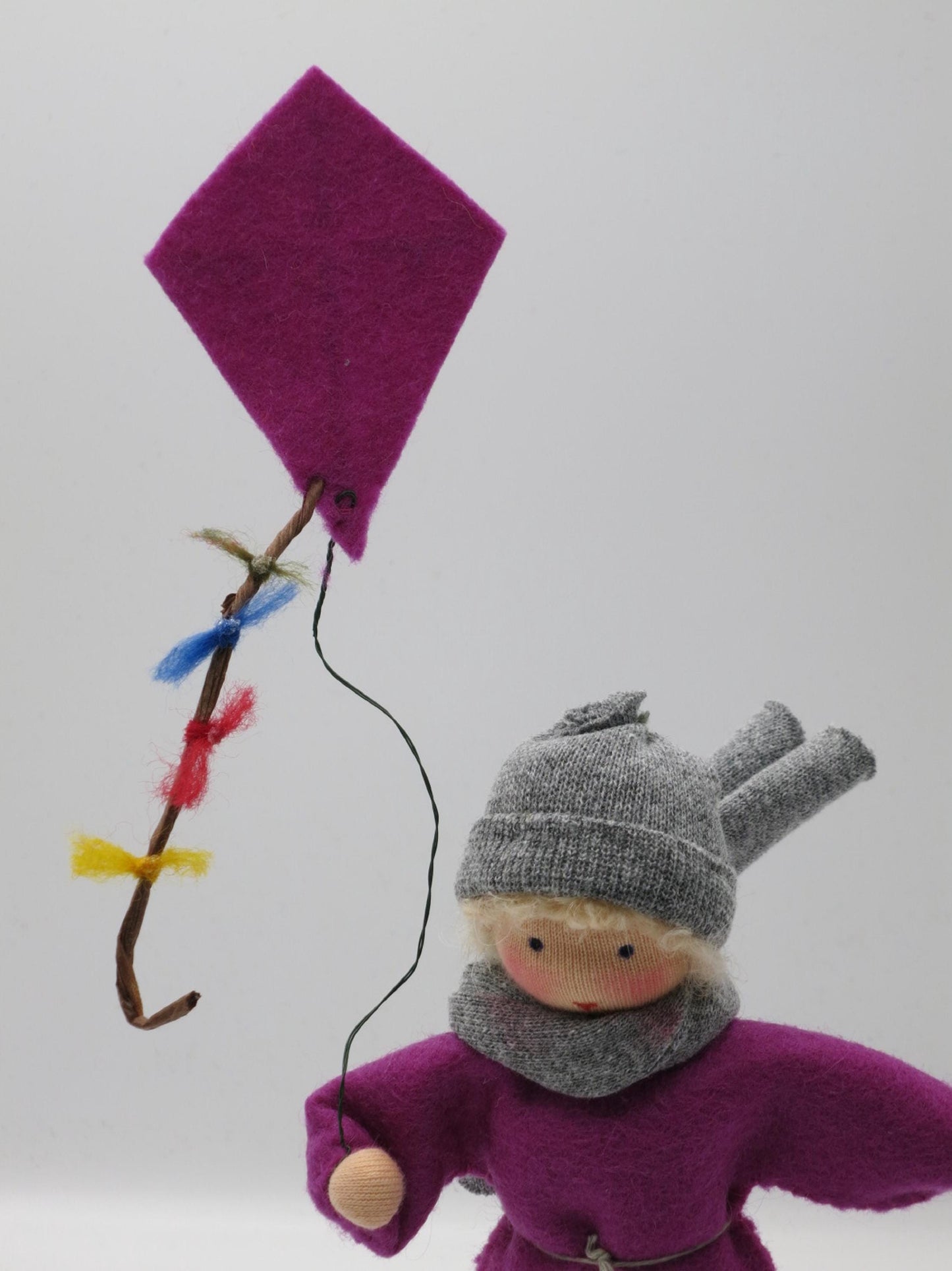 Lila Filzdrachen an bunter Schnur mit Wollschleifen, Herbst-Blumenkind Drachen-Kind, Art. HE20