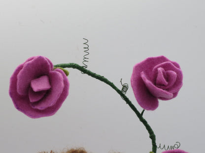 Detail der handgefertigten Duftwicken-Ranke mit zwei lila Filzblüten und feinen grünen Ranken